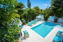 80’s Paradise, golf cart, rooftop deck & heated pool - Image 2