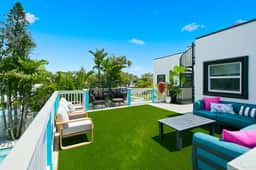 80’s Paradise, golf cart, rooftop deck & heated pool - Image 3